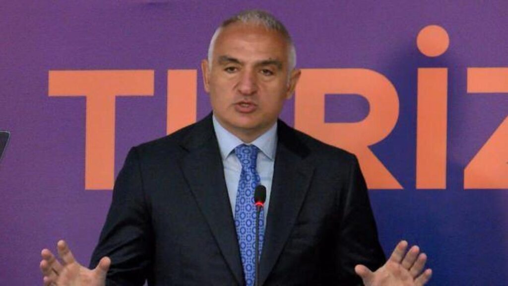 Bakan Ersoy, Adana’da Portakal Çiçeği Karnavalı etkinliklerine katıldı