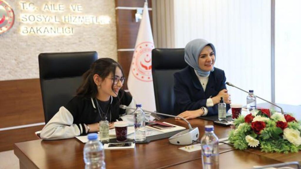 Bakan Göktaş, koltuğunu 11 yaşındaki şehit kızı Elif Naz’a devretti