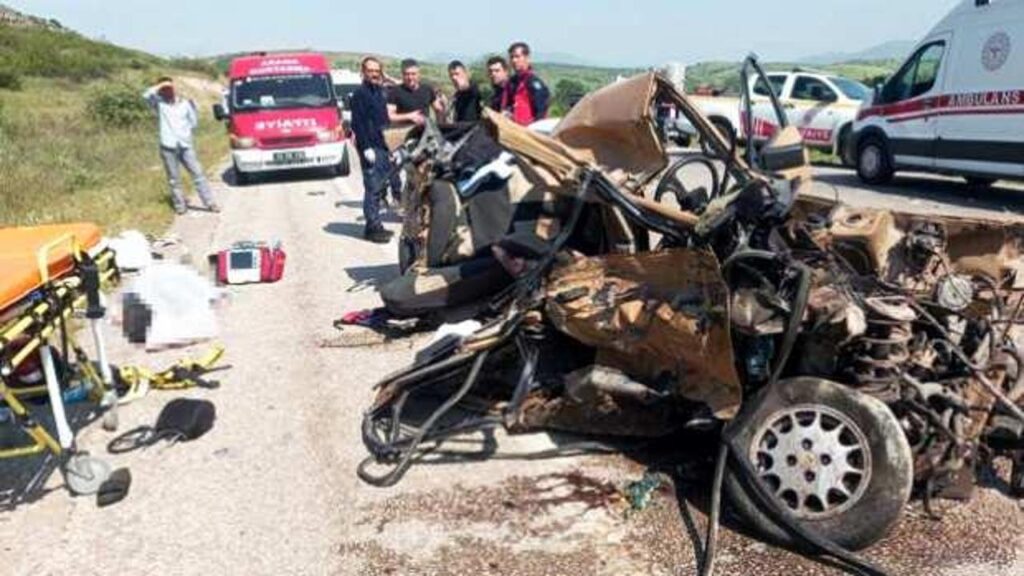 Balıkesir’de kahreden kaza: Uzman Çavuş yaralı, eşi ve oğlu öldü