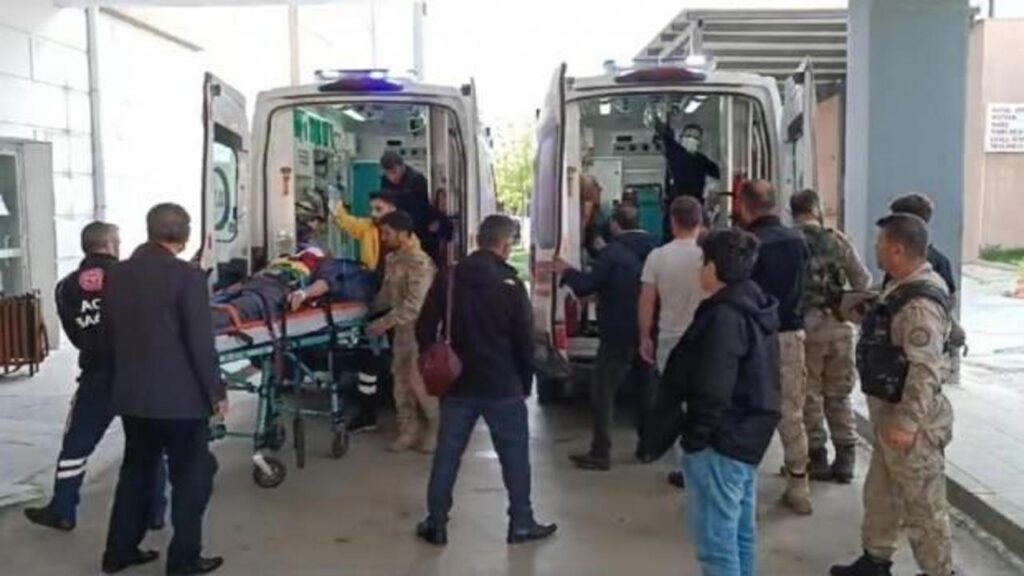 Bayram alışverişine giden köy servisi şarampole devrildi: 10 yaralı