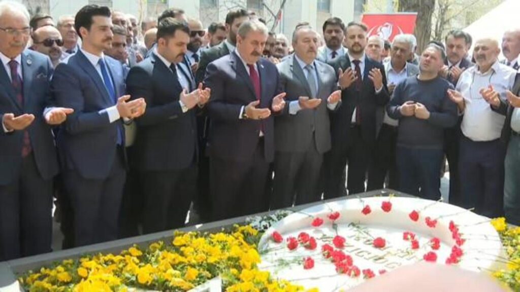 BBP Genel Başkanı Destici, Muhsin Yazıcıoğlu’nun kabrini ziyaret etti