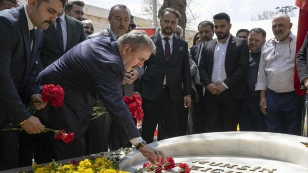 BBP Genel Başkanı Destici, Yazıcıoğlu’nun kabrini ziyaret etti