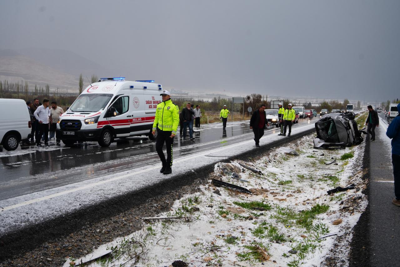 Niğde’de zincirleme trafik kazası: 2'si çocuk 8 yaralı