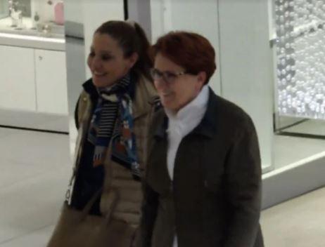 Meral Akşener AVM gezisinde görüntülendi