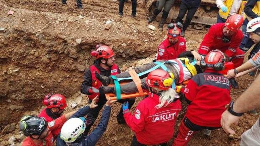 Bodrum’da inşaatta kayan toprağı altında kalan 2 işçi yaralı kurtarıldı