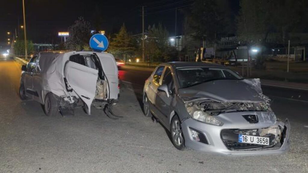 Bursa’da otomobil ile hafif ticari araç çarpıştı: 9 yaralı