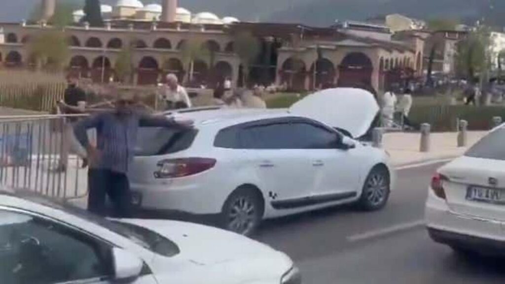 Bursa’da trajikomik olay: Birçok sürücü kaputlarını kaldırıp ‘bozuldu’ süsü verdi