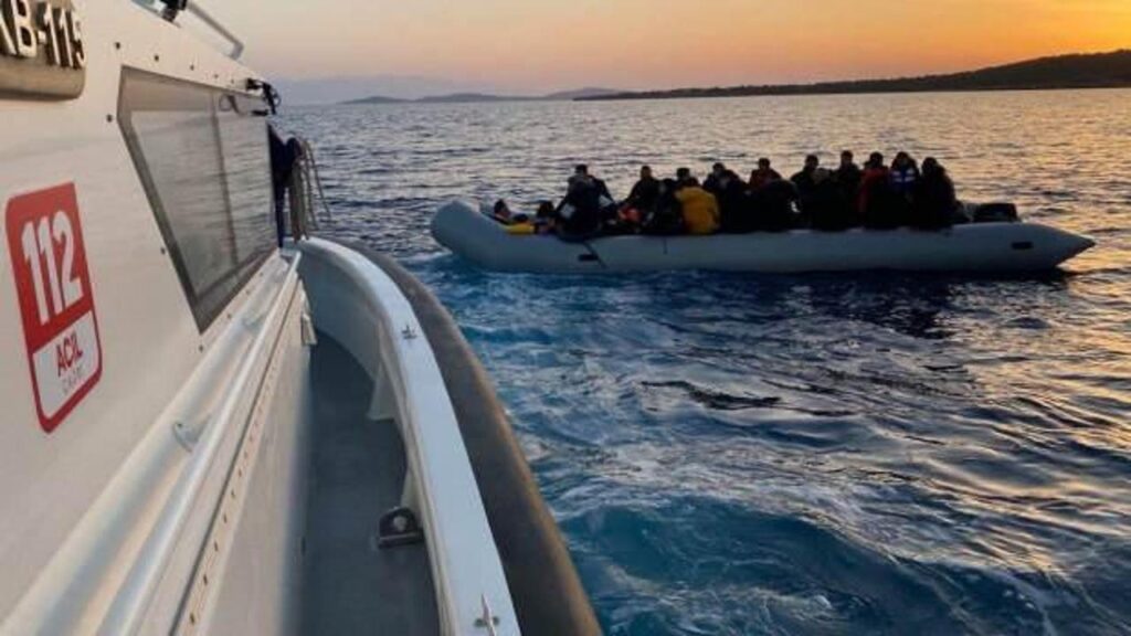 Çanakkale açıklarında 29 düzensiz göçmen kurtarıldı