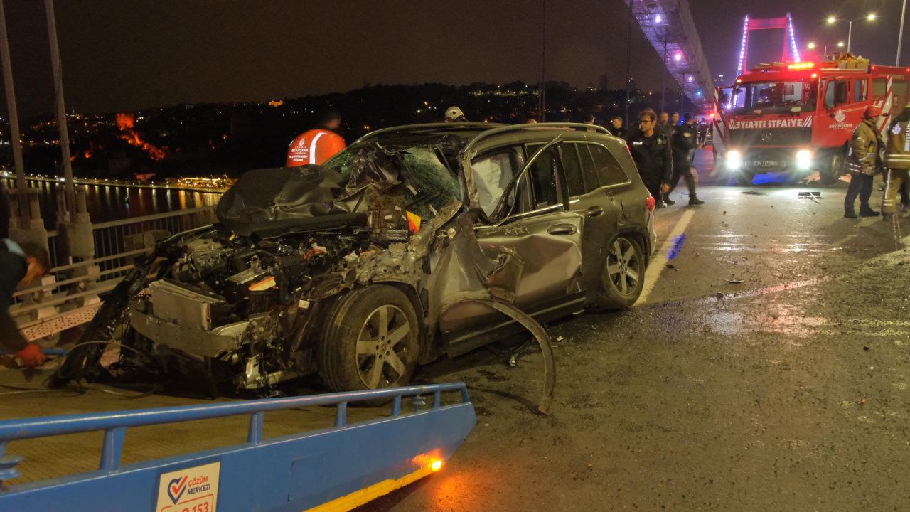 FSM Köprüsü'nde, otomobil ile çarpışan kamyon devrildi: 2 yaralı