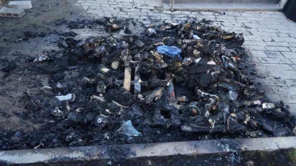 DEM Partili belediyeye tepki gösteren şahıs eşyalarını ateşe verdi