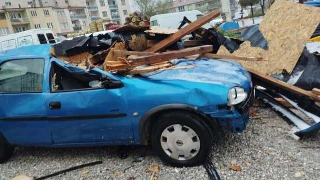 Denizli’de kuvvetli rüzgar çatı uçurdu, otomobiller zarar gördü