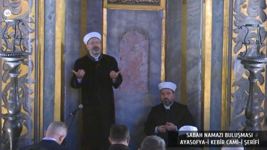 Diyanet İşleri Başkanı Erbaş Ayasofya-i Kebir Camii’nde sabah namazı buluşmasına katıldı