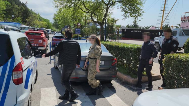 Jandarma üniforması ile GBT kontrolü yaparken polise yakalandı