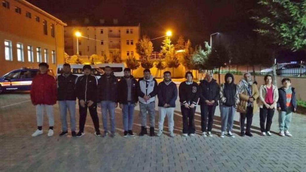 Edirne’de durdurulan bir araçtan 13 düzensiz göçmen çıktı