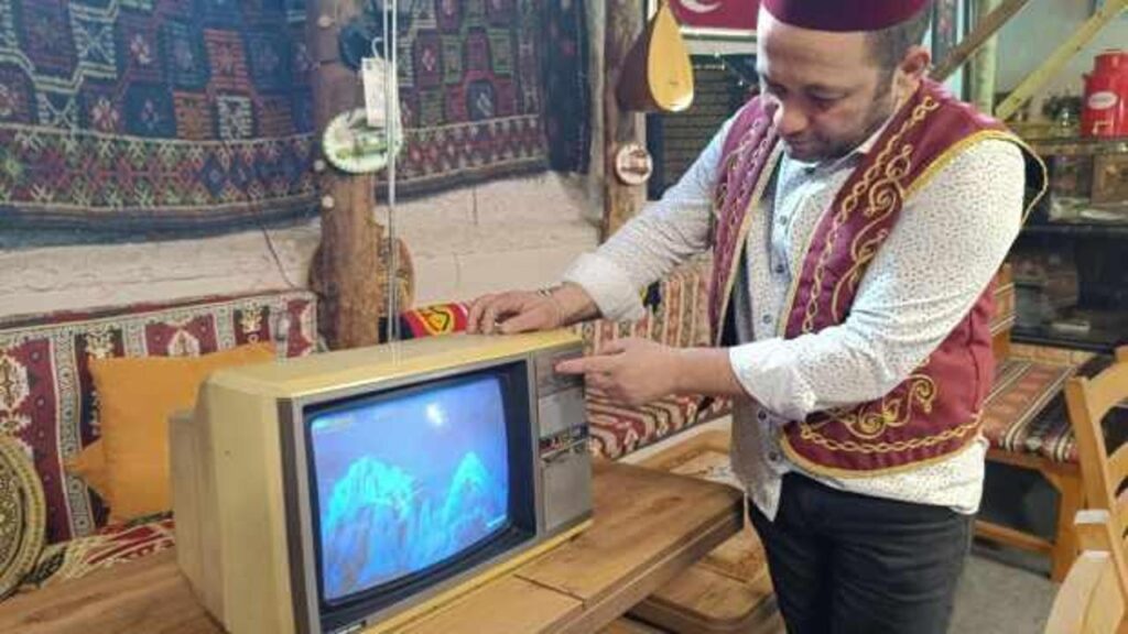 Eskişehir’de 70 yıllık televizyon ve radyoyu dükkanında saklıyor