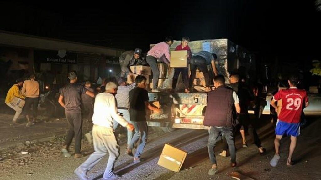 Gazze’ye kısıtlı sayıda insani yardım taşıyan kamyonlar giriş yaptı