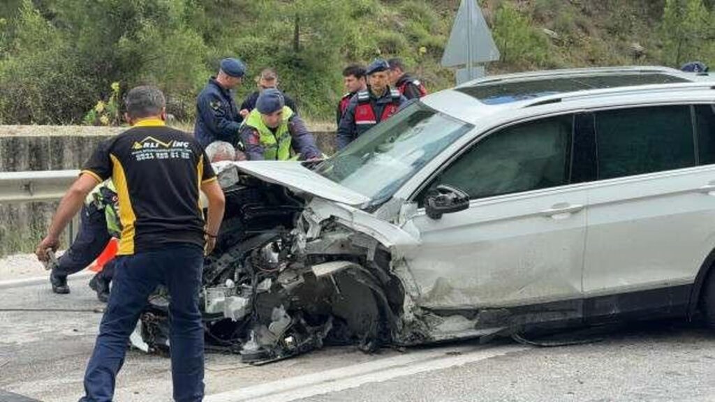 İki otomobil çarpıştı: Ölü ve yaralılar var