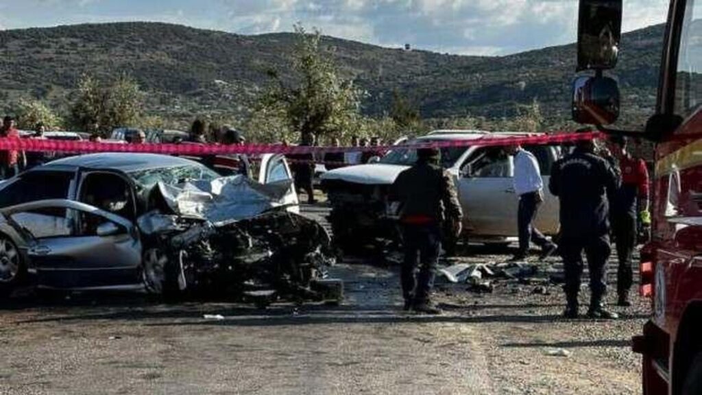 İki otomobobil çarpıştı! Karı koca öldü, kızları ağır yaralı