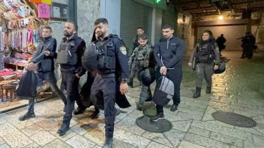 İsrail güçleri ibadet edenlere saldırdı, Filistinlileri tutukladı
