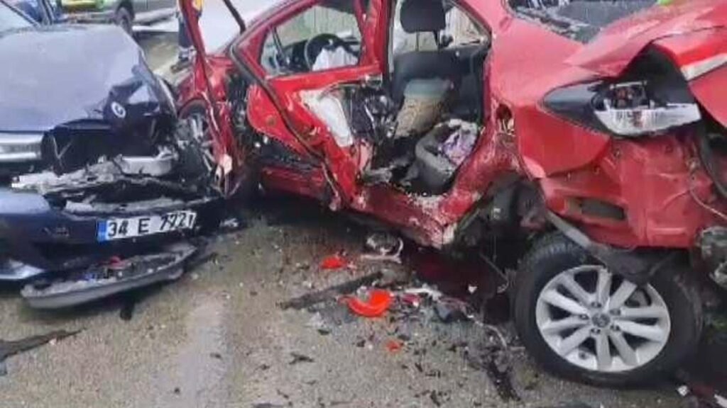 İstanbul’da feci kaza: Otomobil, park halindeki araca çarptı!