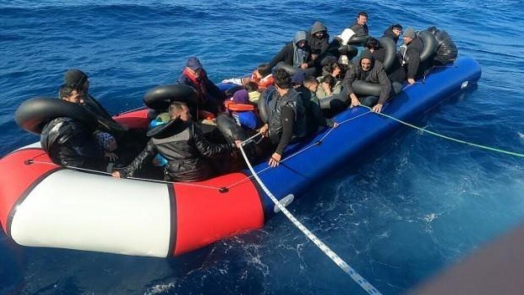 İzmir sularında 5 ‘i çocuk 59 göçmen yakalandı