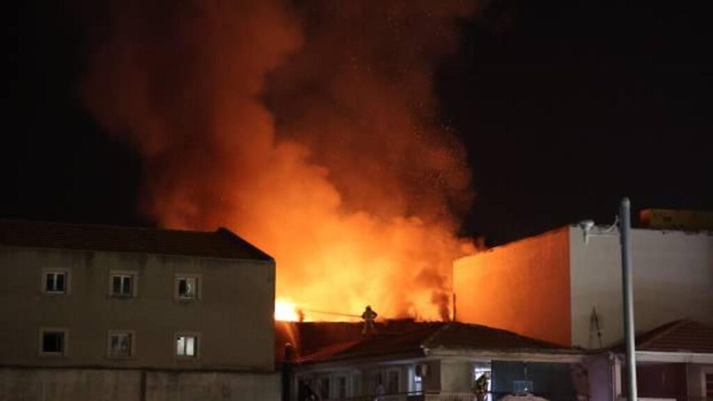 İzmir’deki Kemeraltı Çarşısı’nda çıkan yangın kontrol altına alındı