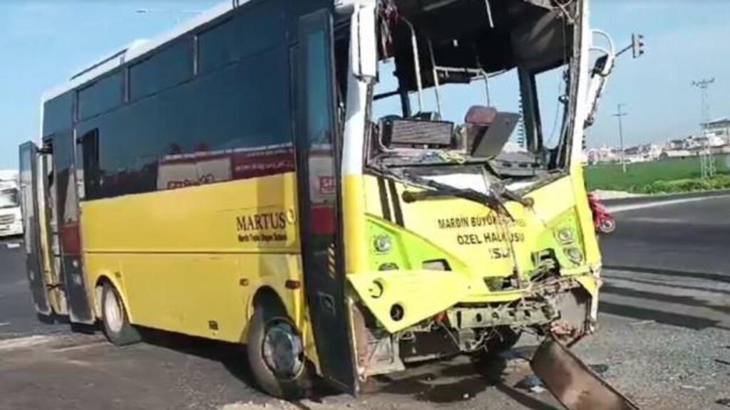 Mardin’de midibüs ile TIR çarpıştı: 18 yaralı