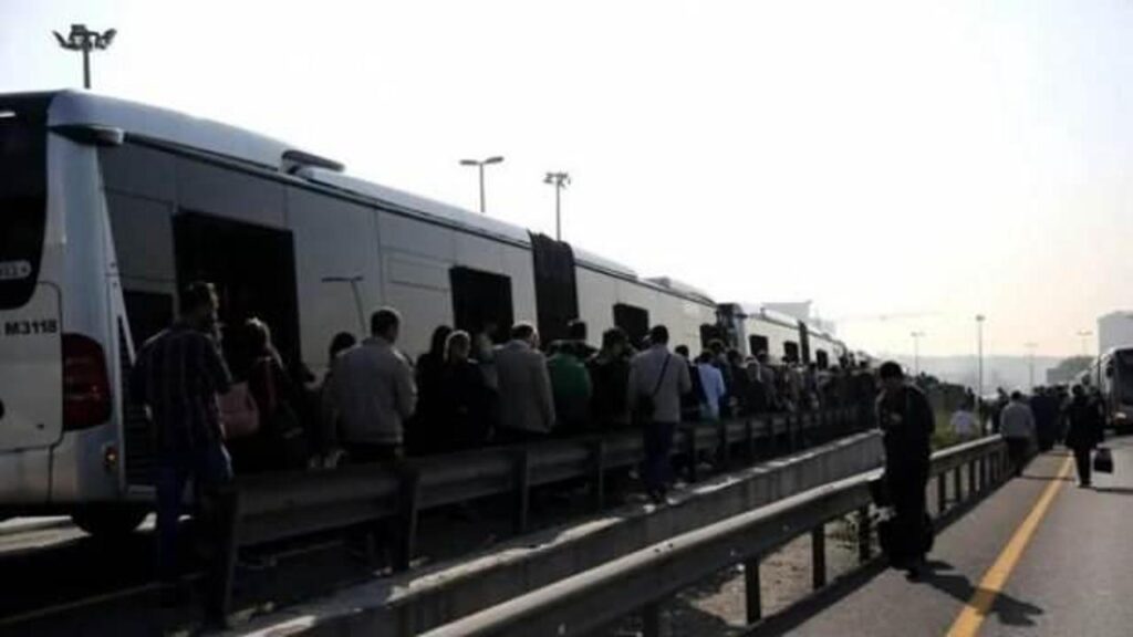 Metrobüs 15 Temmuz Şehitler Köprüsü girişinde arızalandı