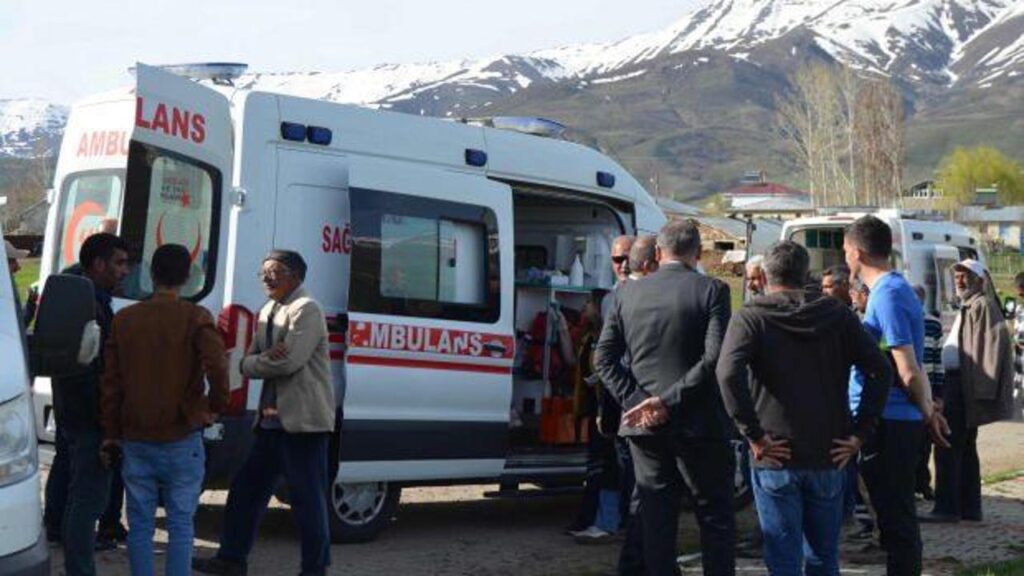 Muş’ta öğrenci servisi ile hafif ticari araç çarpıştı: 10 yaralı