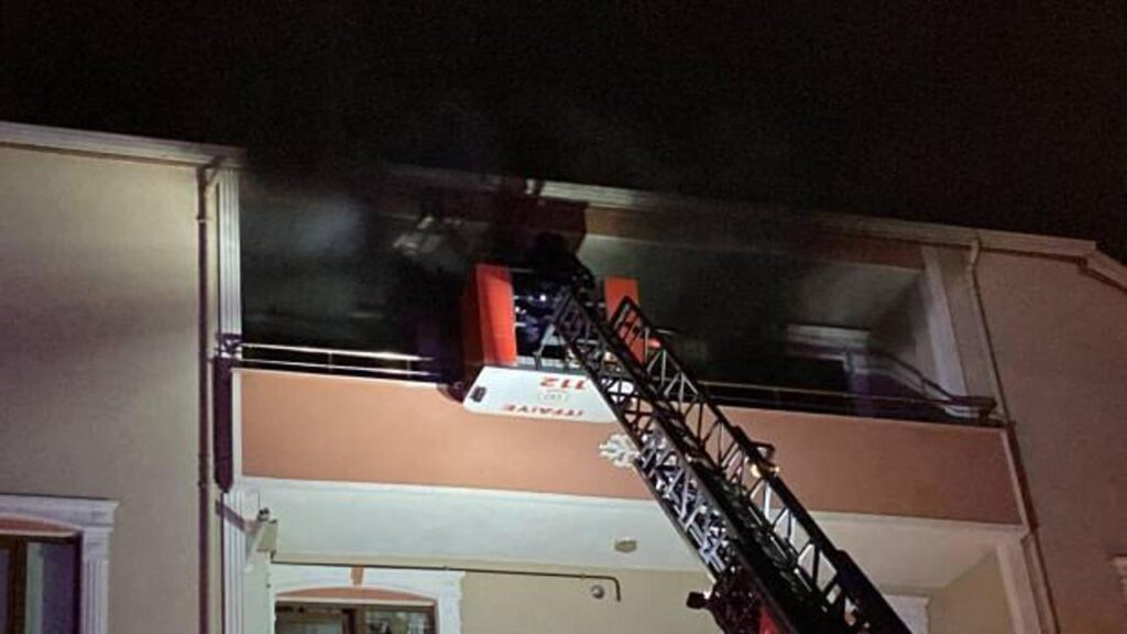 Kocaeli’de şarjlı süpürge bir anda patladı: 1 kişi mahsur kaldı