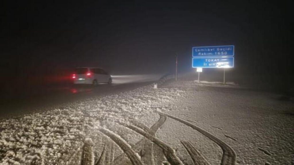 Tokat’ta nisan yağmuru beklenirken kar sürprizi