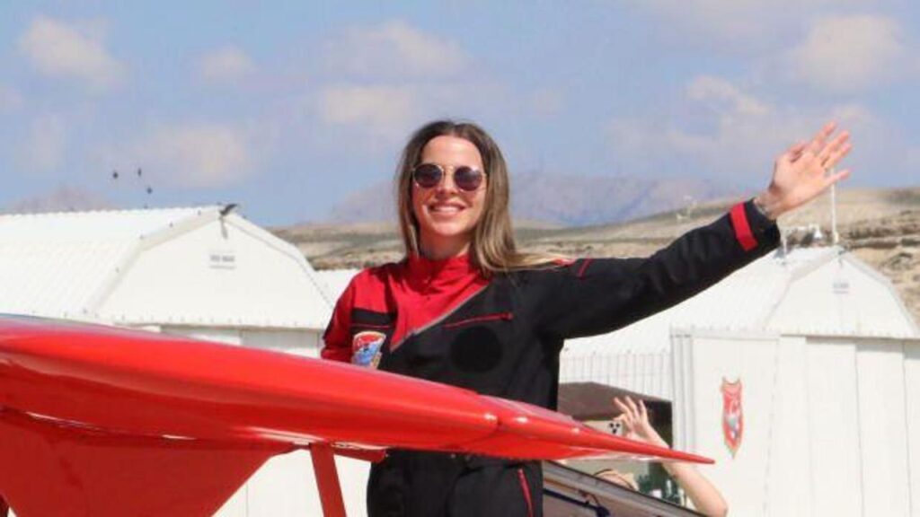 Türkiye’nin ilk kadın akrobasi pilotu Semin Öztürk’ten çocuklara özel gösteri
