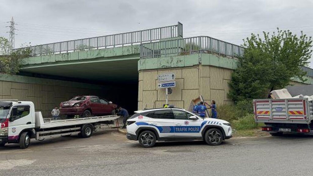 Tuzla’da korkunç kaza: Seyir halindeki otomobil üst geçitten ceddeye düştü