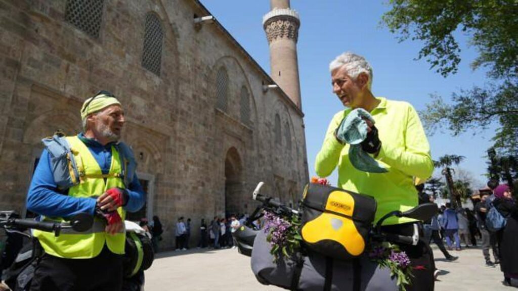 Üsküp’ten Mekke’ye pedal çeviren ikilinin yeni durağı Bursa