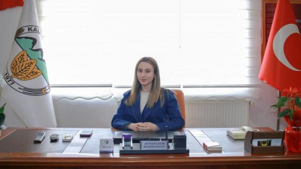 Türkiye’nin en genç belediye başkanı mazbatasını aldı