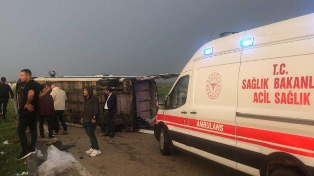 Kozan’da yolcu minibüsü devrildi: Çok sayıdàyaralı var