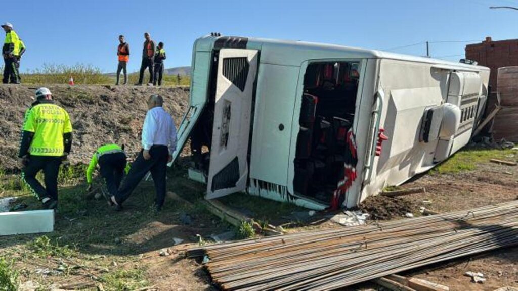 Yolcu otobüsü şarampole devrildi: Çok sayıda yaralı var!