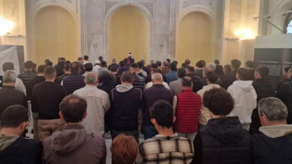 Yunanistan bayram namazı için 100 yıl sonra cami açtı
