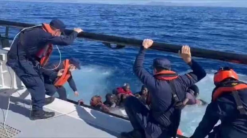 Yunanistan’ın geri ittiği can salı battı! Göçmenlerin imdadına Türkiye yetişti