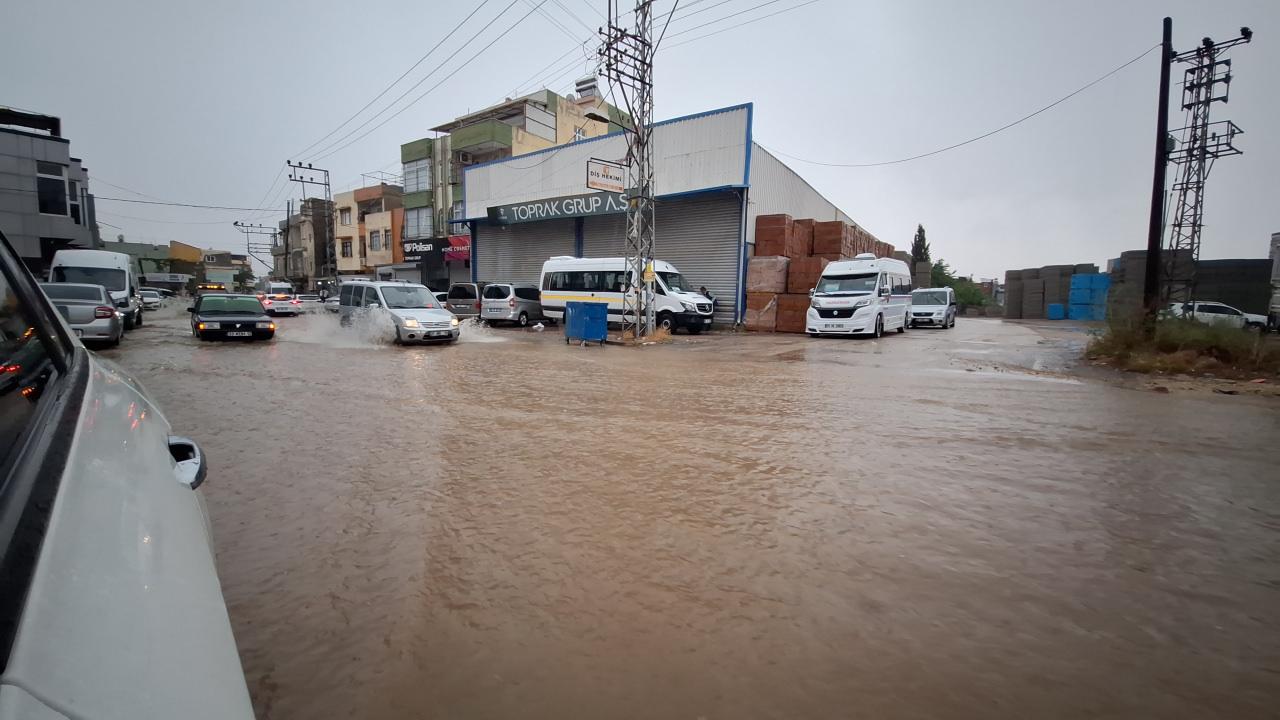 Adana'da sağanak ve fırtına; ağaçlar devrildi, yollar suyla doldu