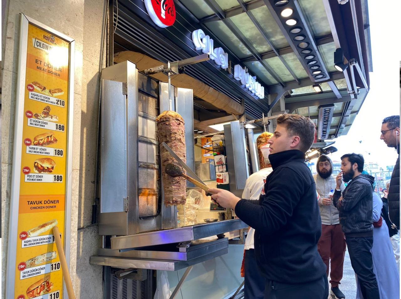 Taksim esnafı: Bizim için işçi bayramı yok, biz çalışıyoruz