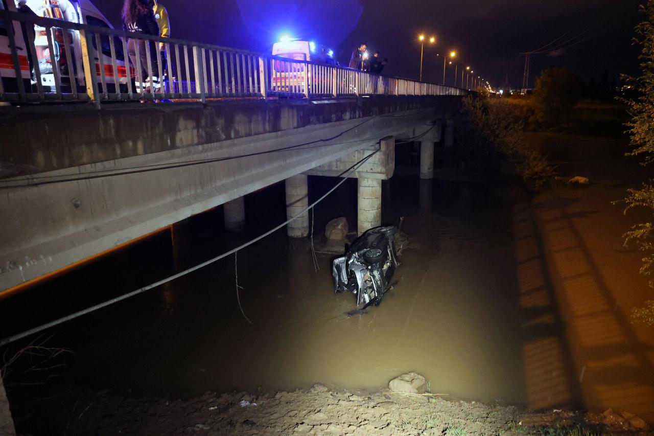 Otomobil Kızılırmak'a uçtu: Camlar kesilerek kurtarıldılar