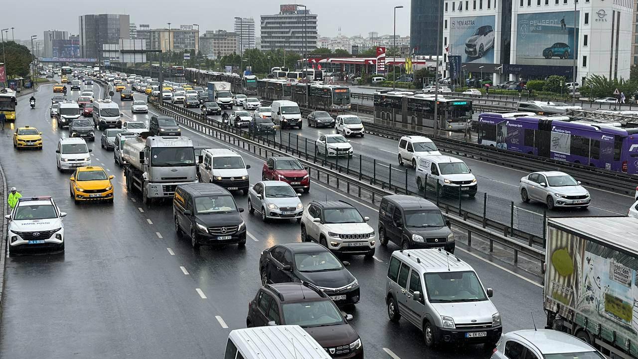 Megakentte yağmurun etkisi: Ulaşım çileye döndü