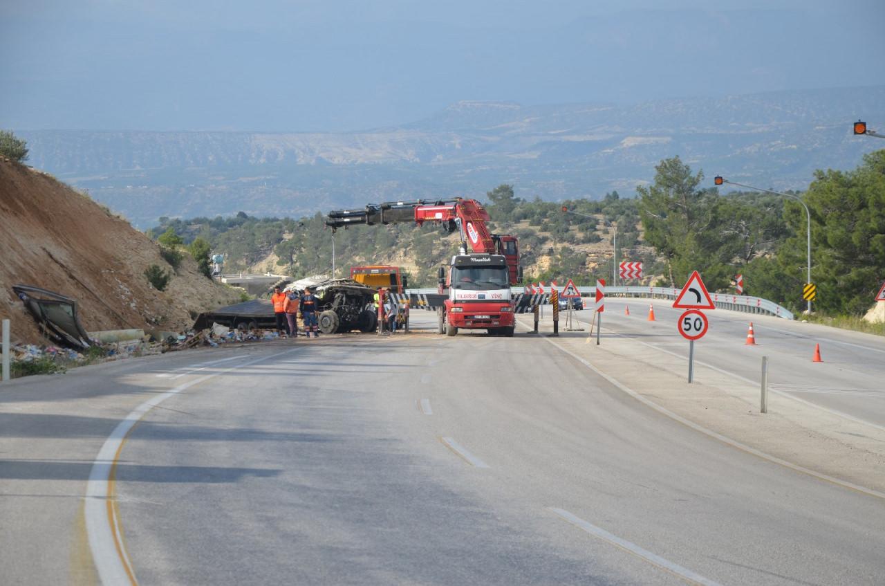 Mersin'de feci kaza! Kamyon hurdaya döndü: 1 kişi hayatını kaybetti