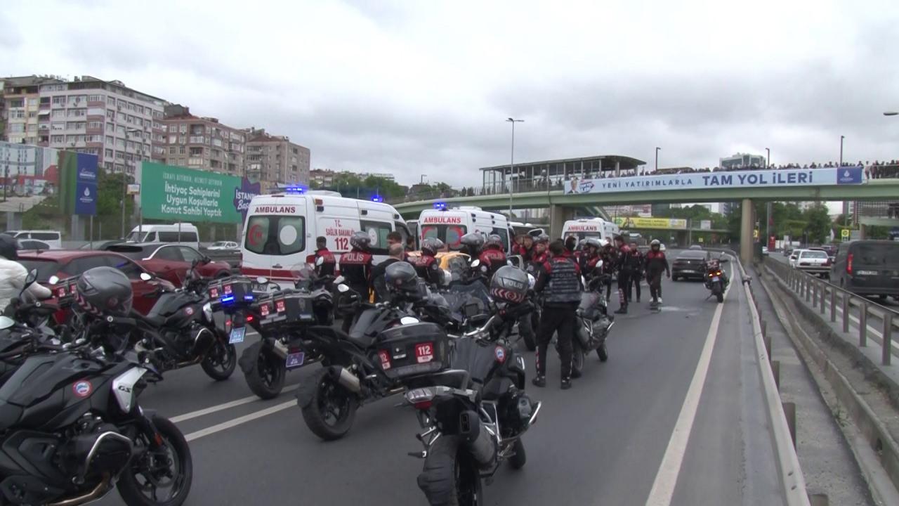 Bakırköy'de motosikletli 2 polis ticari taksiye arkadan çarptı