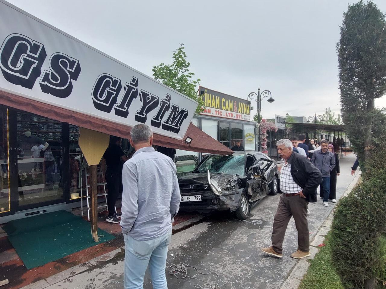 Kontrolden çıkan kamyon park halindeki araçların arasına daldı: 2 yaralı