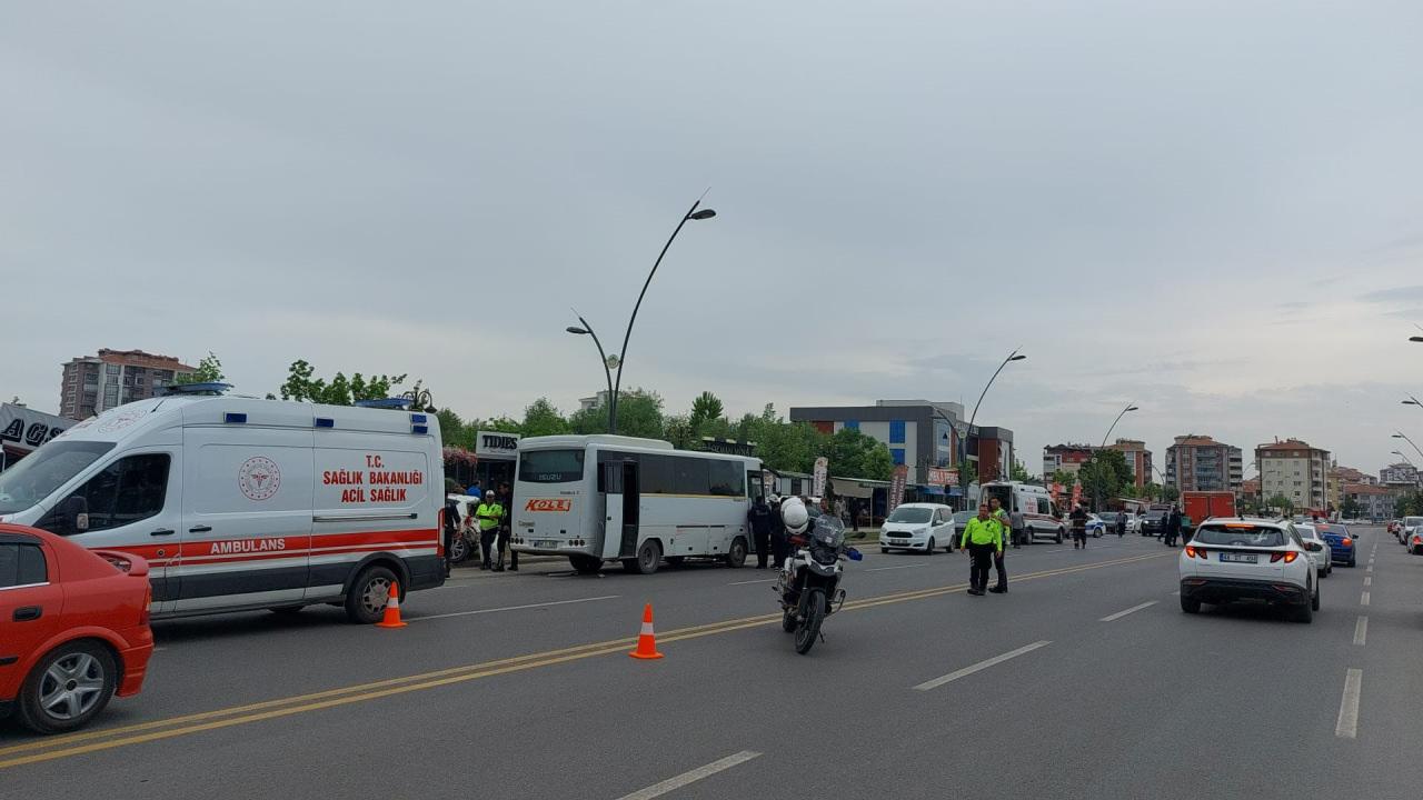 Kontrolden çıkan kamyon park halindeki araçların arasına daldı: 2 yaralı