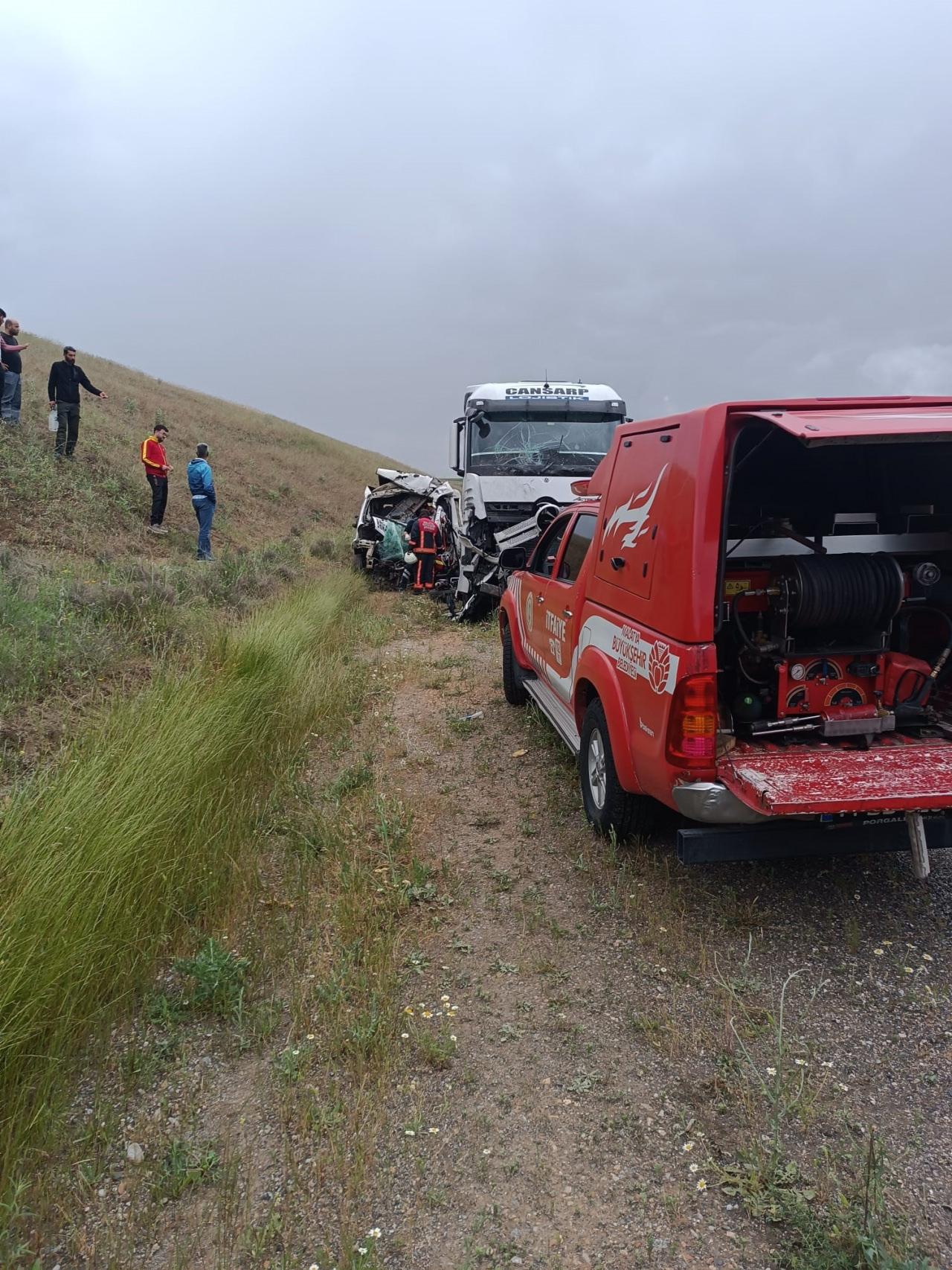 Malatya'da tır ile kamyonet çarpıştı! 1 kişi öldü