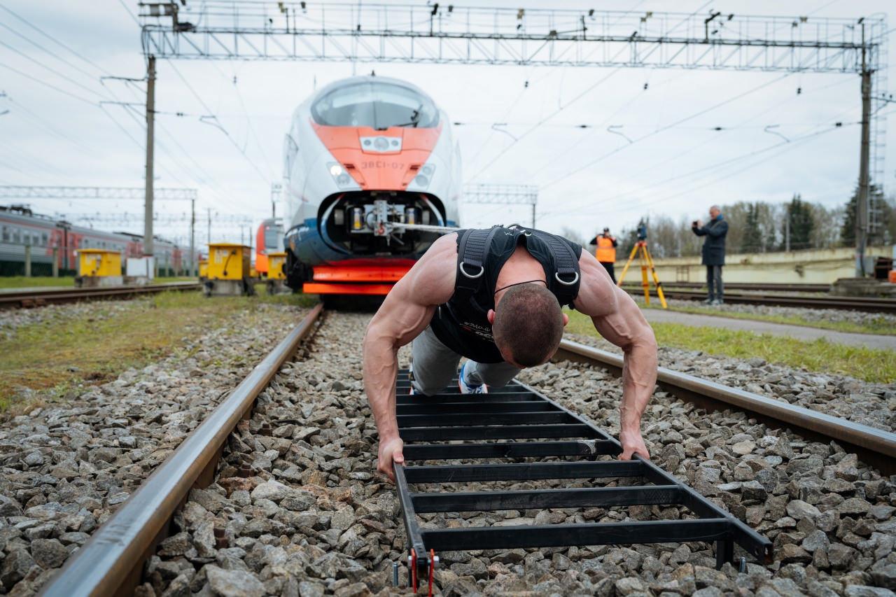 650 tonluk treni çekerek dünya rekoru kırdı