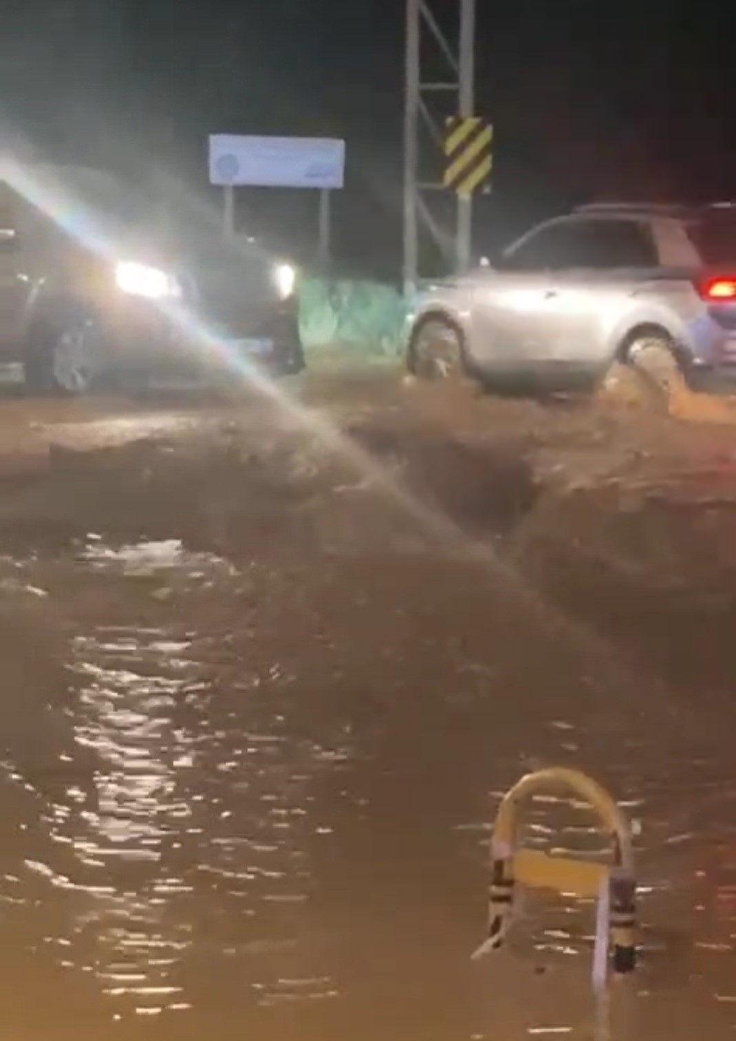 Bodrum'da alışıldık manzara: Ana isale hattı patladı, yollar göle döndü